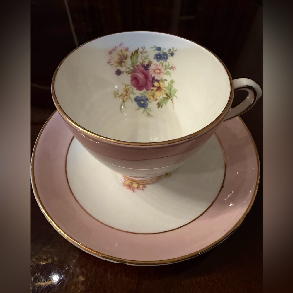 Vinta England Royal Taunton English Bone

China Vntg Teacup Set - with Stand